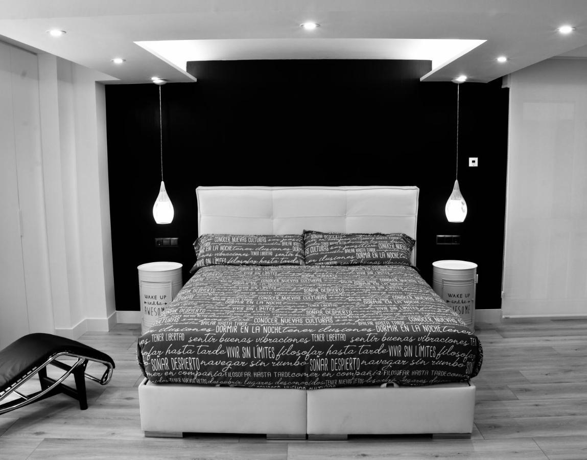 Black And White Suitte "Plaza" Noja Buitenkant foto