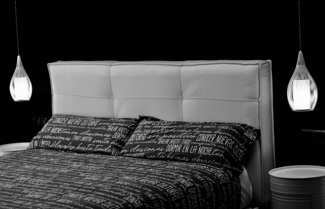 Black And White Suitte "Plaza" Noja Buitenkant foto
