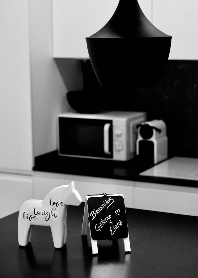 Black And White Suitte "Plaza" Noja Buitenkant foto